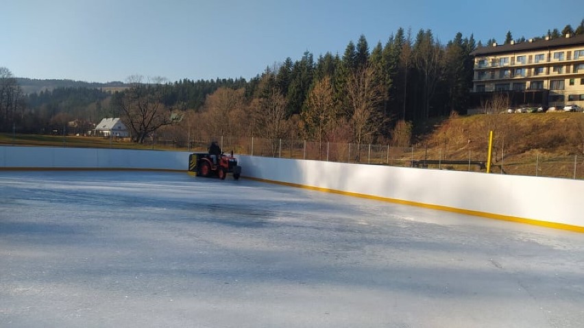 Nowa atrakcja w Rymanowie-Zdroju. W kompleksie GOSiR uruchomiono lodowisko [ZDJĘCIA]