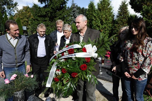 Działacz Oleśniczanki złożyli wiązankę kwiatów na grobie swojego kolegi