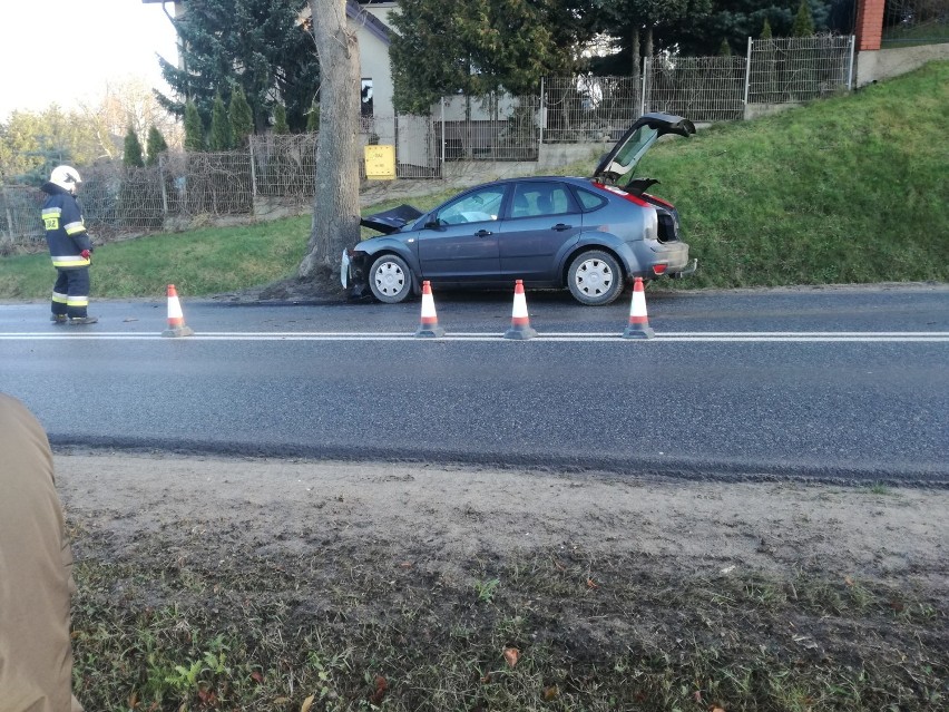 Samochód marki Ford uderzył w drzewo. Kierowca został zabrany do szpitala (15.12.2019)