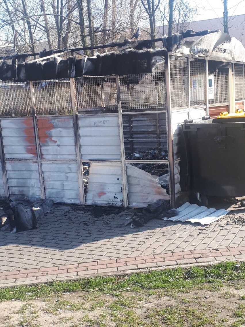 Pożar wiaty i kontenerów na śmieci na Piastowskim [zdjęcia]