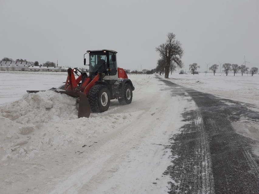 Droga wojewódzka 242 pod Gołańczą była całkowicie zasypana śniegiem 