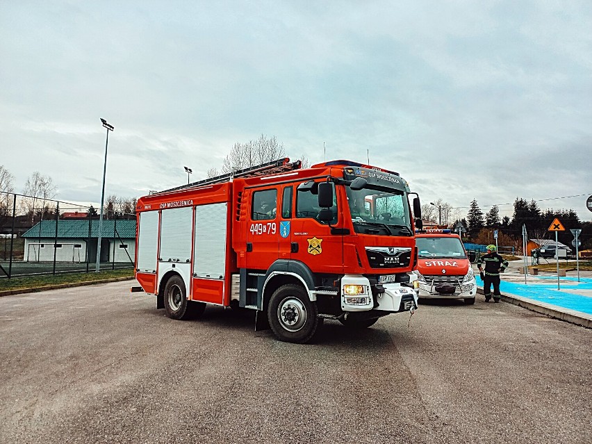 Strażacy z OSP Moszczenica działali na terenie obiektów...