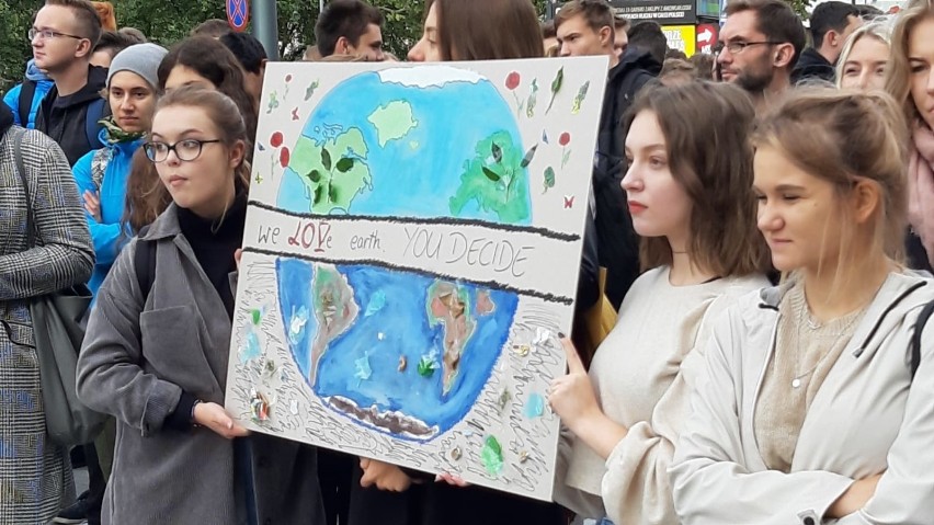 Młodzieżowy Strajk Klimatyczny. Kilkuset młodych ludzi protestowało w Opolu w obronie czystej planety