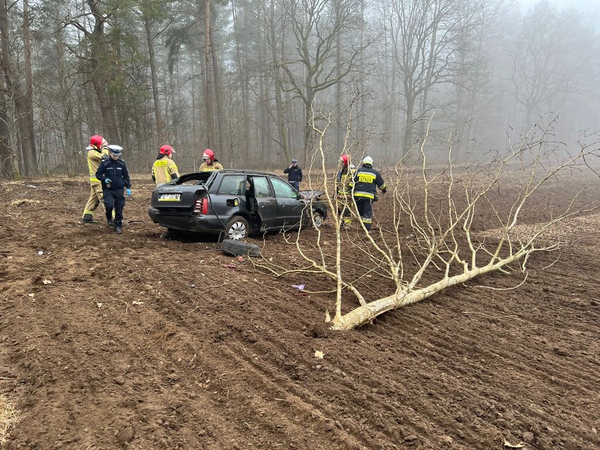 Oskowo - Rokitki. Nad ranem dachowało Audi na drodze powiatowej. Kierowca trafił do szpitala.