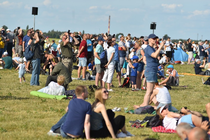 Airshow Leszno 2022 - tłumy widzów w pierwszy upalny dzień pokazów