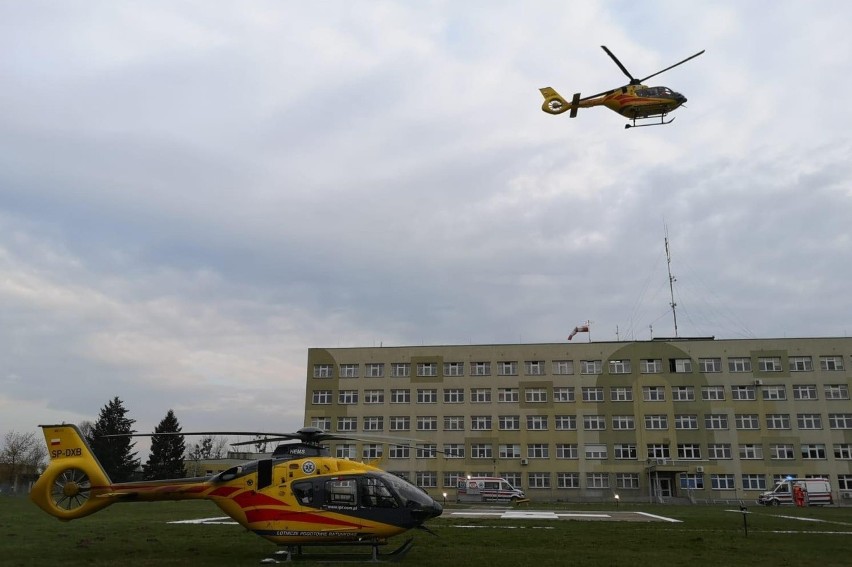 Dwa śmigłowce LPR na lądowisku przy szpitalu w Oleśnie.