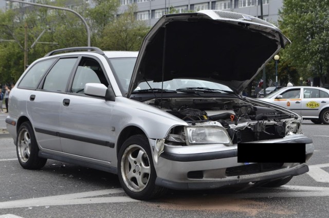 Wypadek na Wołoskiej. Zderzenie dwóch samochodów, jedna osoba ranna