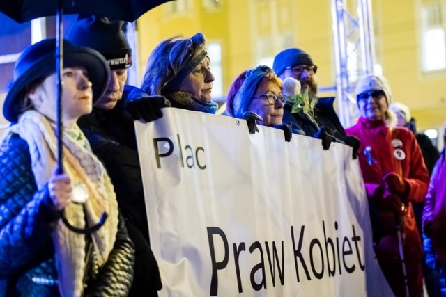 Plac Praw Kobiet mieści się przed budynkiem BCF Drukarnia w centrum miasta. 

- Wskazany plac, nazywany nieformalnie Placem Praw Kobiet, stał się w ostatnich latach miejscem, w którym organizowano liczne protesty lub też skąd rozpoczynano przemarsze w obronie praw kobiet. Poprzez nadanie temu miejscu nazwy Placu Praw Kobiet upamiętnione zostaną prekursorki i działaczki z lat minionych – czytamy w uzasadnieniu uchwały, którą podjęła Rada Miasta Bydgoszczy.

W poniedziałek, 28 listopada, odbyła się uroczystość nazwania tego miejsca Placem Praw Kobiet. 

Zobacz więcej zdjęć z tego wydarzenia ►►►