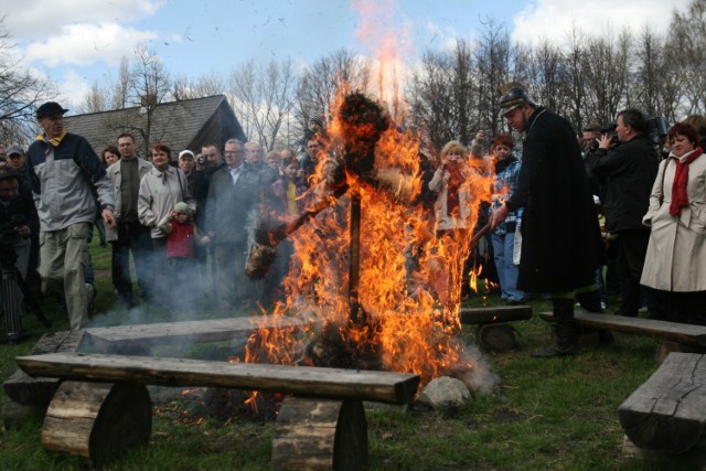 Z obchodami Wielkiego Czwartku wiąże się nie tylko tradycja obmywania nóg ubogim przez lepiej usytuowanych (na podobieństwo Chrystusa, który obmył nogi swoim apostołom), lecz także „palenie Judasza". Zwyczaj ten kultywowany jest do dziś na ziemi przemyskiej i polega na stworzeniu kukły przypominającej zdrajcę, wieszaniu jej na drzewie, a następnie podpaleniu i wrzuceniu do wody.