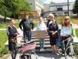 Skromny protest na słynnych schodach w Starachowicach. Wśród protestujących była radna powiatowa. Zobacz zdjęcia