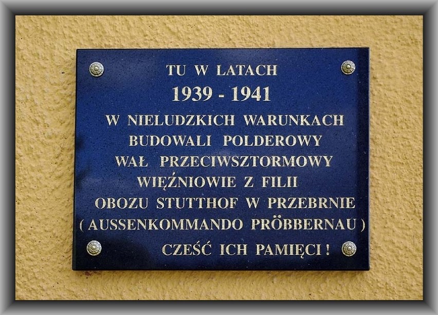 Tablica pamiątkowa na stacji pomp w Przebrnie odsłonięta w...