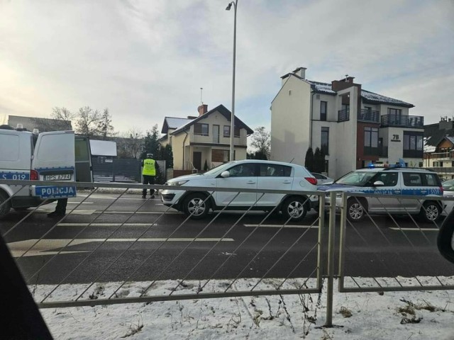 Na ulicy Husarskiej w Kielcach zderzyły się dwa auta i oznakowany radiowóz.