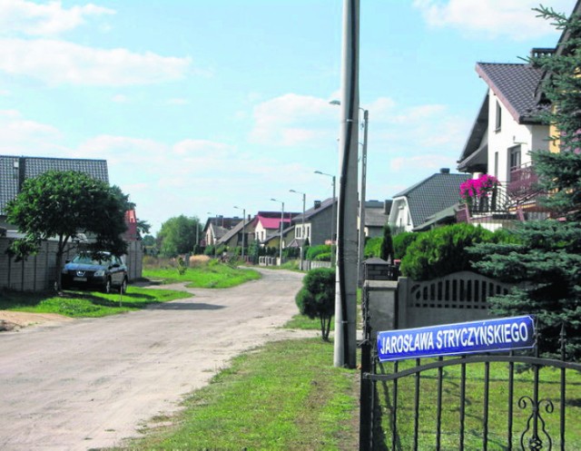 Ulica Stryczyńskiego jest obecnie drogą gruntową, mimo iż pełni rolę osi komunikacyjnej Osiedla Sulimira w Sulmierzycach
