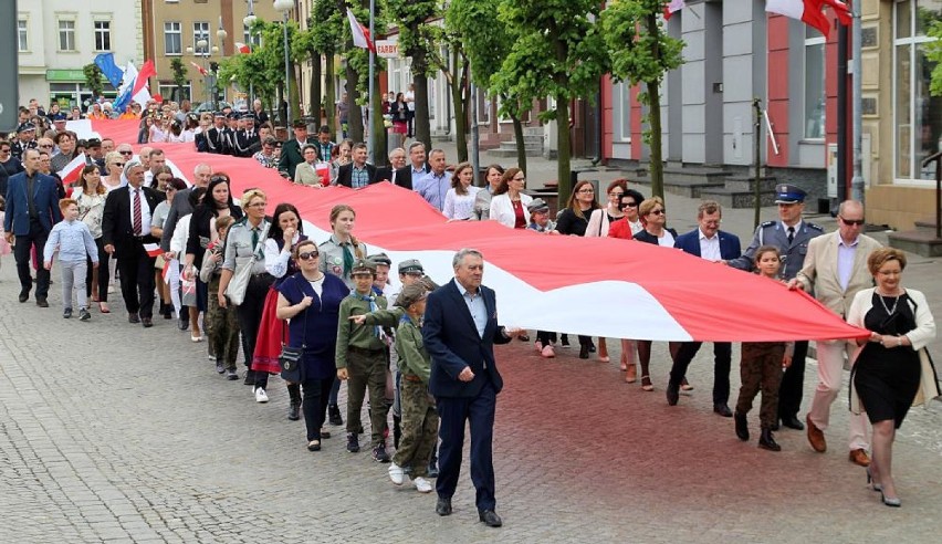 Wyrzysk: Szli ulicami miasta niosąc 50 metrową flagę! [ZOBACZ ZDJĘCIA]