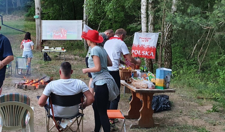 Sąsiedzka strefa na Miodowej. Chodziescy kibice potrafią się zorganizować. Wspólne oglądanie meczu to zupełnie inna jakość!