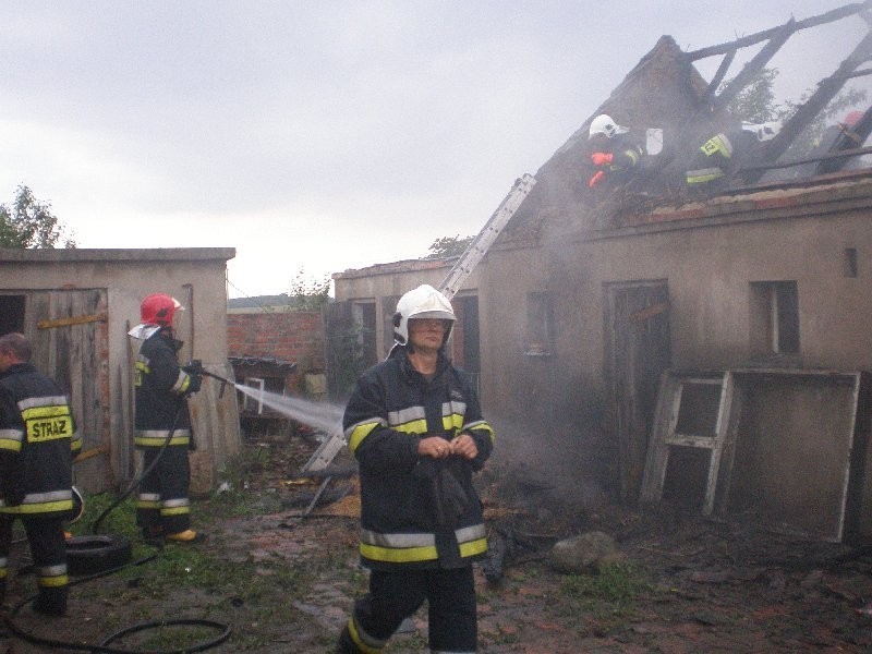 Straż przez dwie godzny walczyła z pożarem budynku w Trąbinku