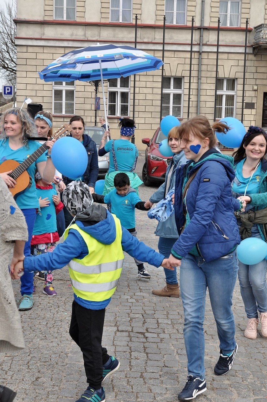 Dni Autyzmu. Rynek w Koninie był w środę niebieski