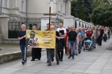 Męski różaniec publiczny w Piotrkowie. Mężczyźni modlląc się przejdą ulicami miasta w najbliższą sobotę 5 sierpnia ZDJĘCIA
