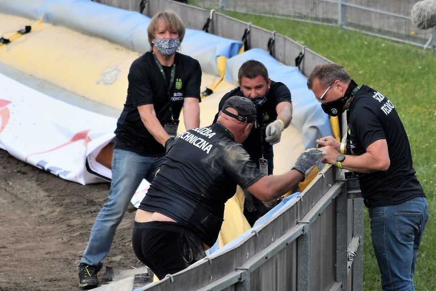 Adam Drewniok z Carrantuohill naprawiał bandę po upadku Mateusza Tudzieża w meczu ROW Rybnik - Zielona Góra