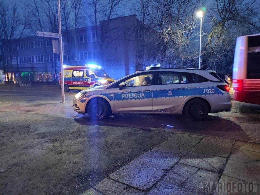 Na miejscu przebieg wypadku ustalają opolscy policjanci