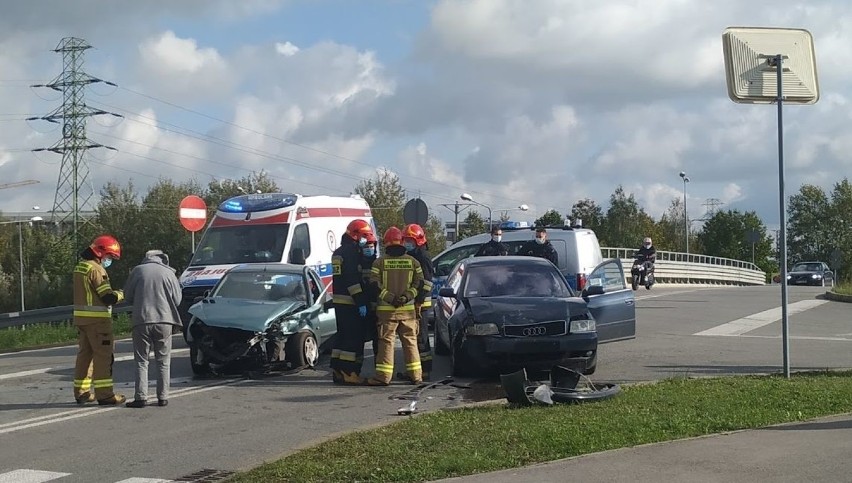 Na ulicy Wyścigowej w Radomiu zderzyły się dwa auta: Peugeot...