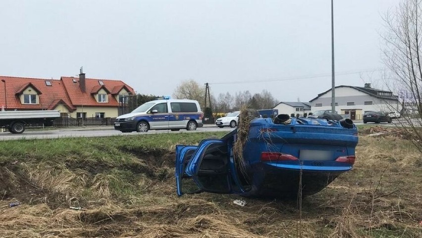 Kierowca uderzył w wiatę i dachował w Gdańsku w czwartek,...