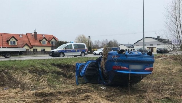 Kierowca uderzył w wiatę i dachował w Gdańsku w czwartek, 15.04.2021 r. Na miejsce przyleciał śmigłowiec LPR