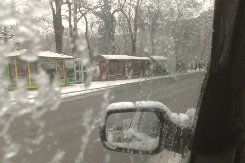 Śnieg utrudnia jazdę po Lublinie