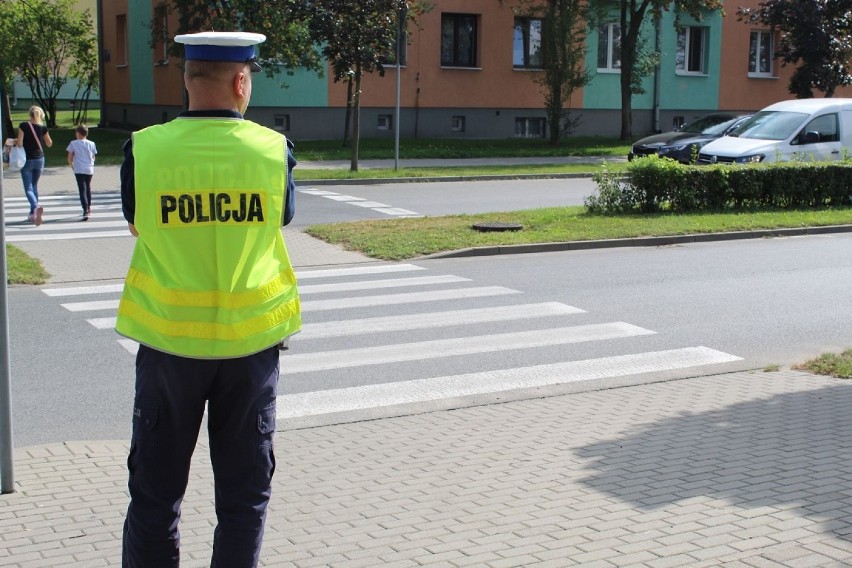 Policja w Zduńskiej Woli upominali pieszych, zatrzymali pijanych rowerzystów