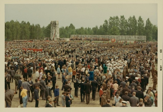 Uroczystość odsłonięcia Pomnika Walki i Męczeństwa autorstwa Wiktora Tołkina, maj 1968, Archiwum Muzeum Stutthof w Sztutowie.