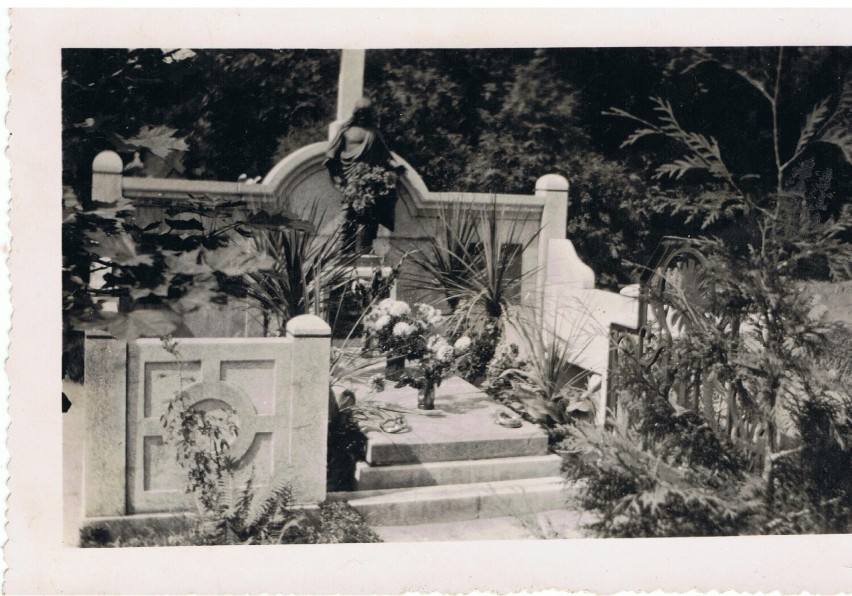 Grobowiec na archiwalnym zdjęciu z archiwum pani Sylwii.