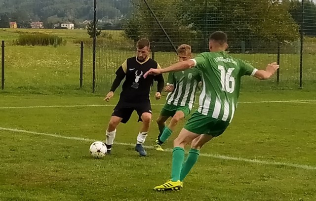 Liwocz Brzyska (zielone stroje) przegrał z GKS Zarzecze-Dębowiec 1-6