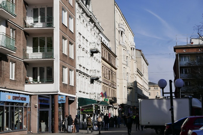 Kamienica przy Chmielnej zachwyciła warszawiaków. "Szkoda, że reszta ulicy nie jest zadbana tak, jak ten budynek" 