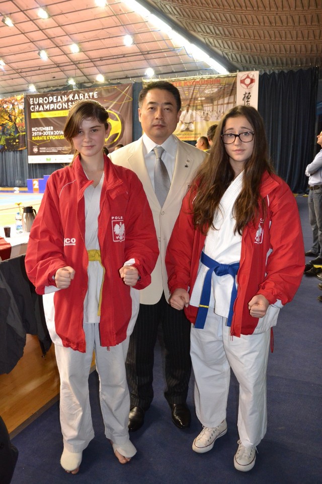 Izabela Olszak (pierwsza od lewej) wicemistrzynią Europy w karate kyokushin