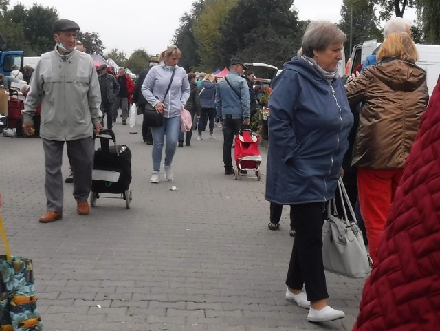 Czwartkowe zakupy na  targowisku  Korej  cieszą się zawsze dużym powodzeniem. Jest tam większy wybór produktów niż w niejednym sklepie. Są świeże artykuły. Każdy może wybrać coś dla siebie. Sprawdziliśmy jakie były ceny w czwartek 23 września. Kilogram śliwek kosztował od 3 do 4 złotych, pomidorów od 2,80 do 4,50 za kilogram. Banany były w cenie 3,50 za kilogram, cytryny 6 złotych, a winogrona od 5 do 7,50 za kilogram. Za pojemnik kurek trzeba było zapłacić 10 złotych, gąsek 12 złotych, a opieniek - 5 złotych.
>