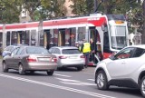 Wypadek tramwaju w Częstochowie - ZDJĘCIA. Doszło do zderzenia z osobówką. Torowisko w kierunku Rakowa było zablokowane