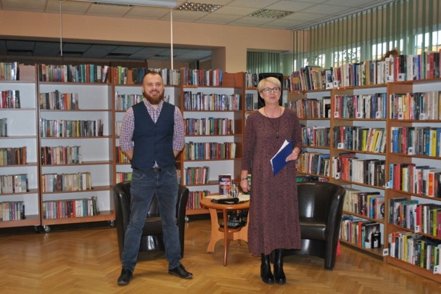 Wojciech Chmielarz w łęczyckiej bibliotece. Mieszkańcy spotkali się z autorem kryminałów