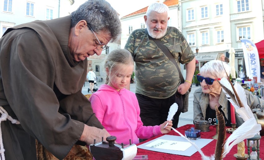 Piotrkowianie włączyli się w pomoc Zosi, walczącej z SMA. Festyn charytatywny w rynku w Piotrkowie 5.09.2022 ZDJĘCIA