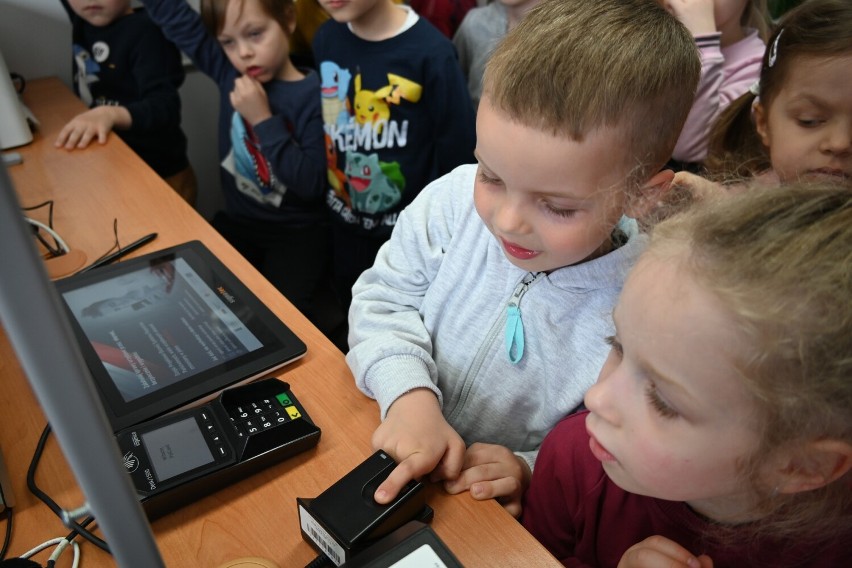 Przedszkolaki z PP 10 w Radomsku odwiedziły starostwo powiatowe w Radomsku. ZDJĘCIA