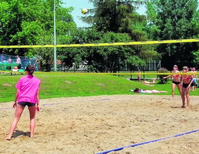 W lidze siatkówki plażowej kobiet gra sześć par