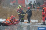 Ćwiczenia straży pożarnej na jeziorze Chełmińskim. Kilkanaście zastępów na miejscu