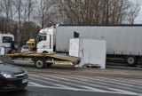 Wolsztyn: Kontener spadł z samochodu ciężarowego. Droga przez godzinę była nieprzejezdna