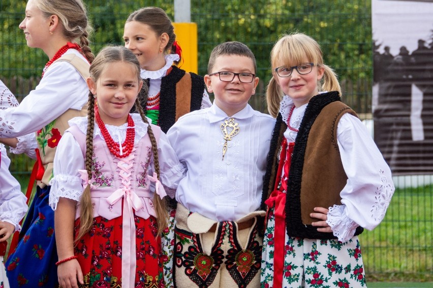 Zakopane. Dzieci ze szkoły nr 2 na Skibówkach mogą korzystać z nowego wielofunkcyjnego boiska. Właśnie zostało uroczyście otwarte