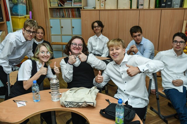 O przyjęcie do bydgoskich szkół średnich ubiegają się nie tylko absolwenci bydgoskich podstawówek. Liczną grupę stanowi też młodzież spoza Bydgoszczy. Na zdjęciu tegoroczni ósmoklasiści z SP nr 46 w Bydgoszczy.