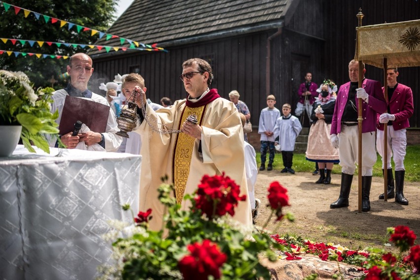 Domachowo. Procesja wokół kościoła do czterech ołtarzy, czyli Boże Ciało 2020 [ZDJĘCIA] 