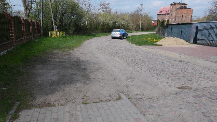 Ulica Młynarska w Poddębicach zyska asfalt. Umowa podpisana. To dziewiąta inwestycja drogowa gminy w tym roku (zdjęcia)