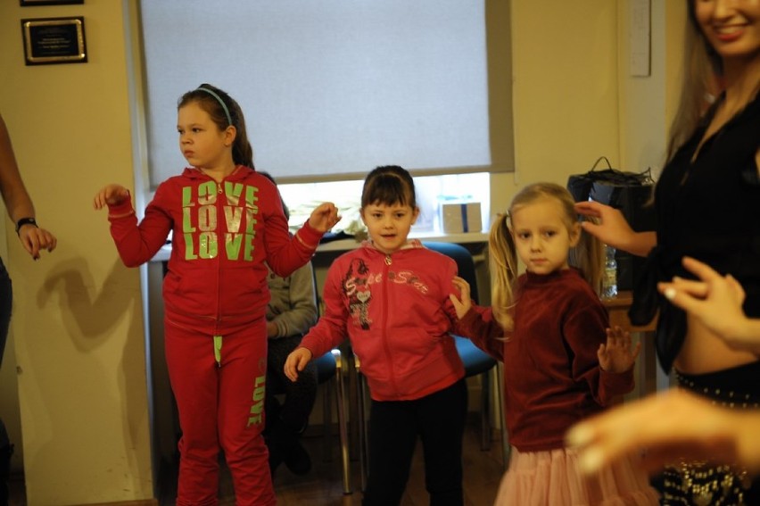 Mikołajowy taniec brzucha z Akademią Przyszłości (ZDJĘCIA)