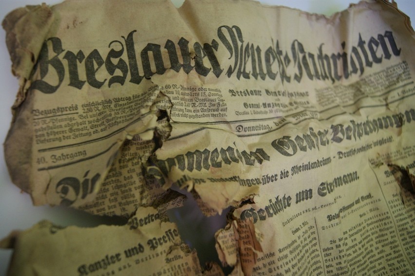 Wrocław: Gazeta z 1927 r. znaleziona w remontowanym dworcu na Brochowie (ZDJĘCIA)