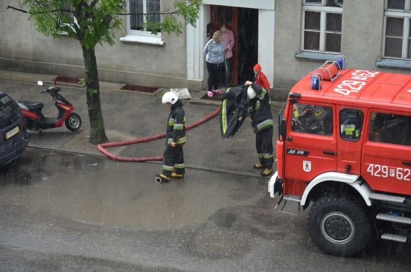 Na zdjęciach działania OSP Niechanowo na ulicy Staszica w...