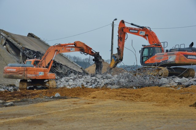 Wyburzanie wiaduktów na A1 na odcinku Tuszyn - Piotrków. Na zdjęciu wyburzanie obiektów Srock - Wodzinek oraz Przydatki - Doły Brzeskie,